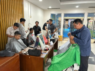 Disnaker Depok Gelar Potong Rambut Gratis, Jadi Wadah Alumni Pelatihan Barber Asah Keterampilan