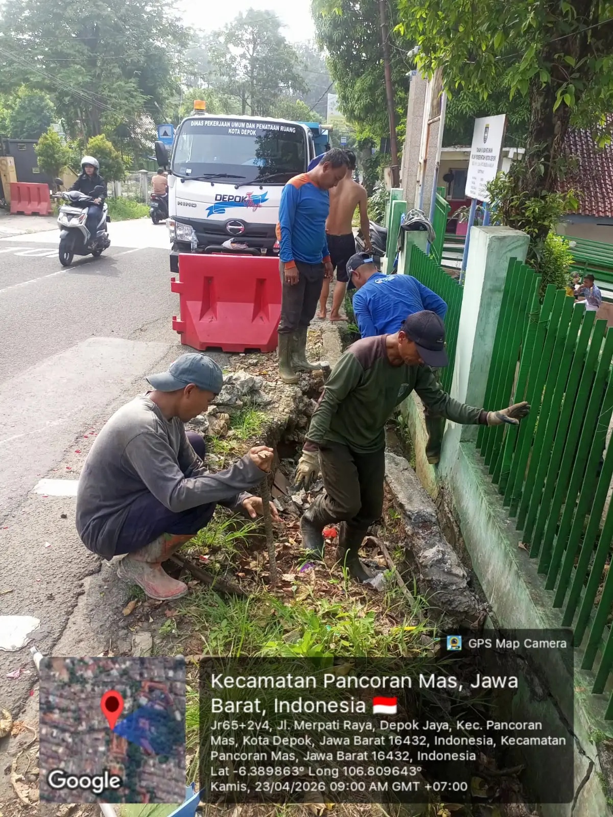 Lurah Elin Apresiasi Respon Cepat PUPR Tangani Jalan Ambles di Depan SDN Depok Baru 2