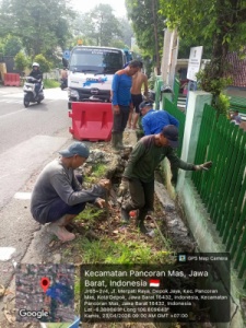 Lurah Elin Apresiasi Respon Cepat PUPR Tangani Jalan Ambles di Depan SDN Depok Baru 2